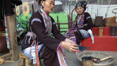 Duyên dáng trang phục phụ nữ Lự