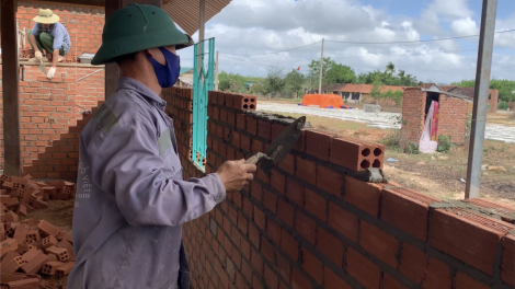 Người dân tái định cư vùng lòng hồ Krông pách thượng giúp nhau dựng nhà