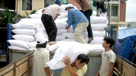 Cấp phát gạo cho người dân các tỉnh gặp khó khăn do dịch Covid-19