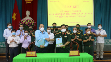 Quân khu 9 hỗ trợ An Giang thu hoạch, vận chuyển nông sản