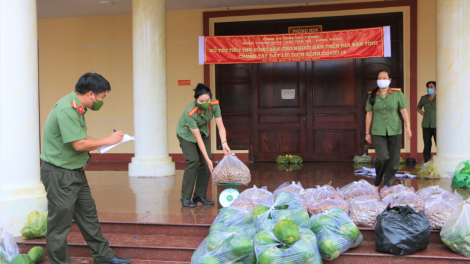 Cán bộ, chiến sỹ tỉnh Sóc Trăng giúp dân thu hoạch, tiêu thụ nông sản do ảnh hưởng của dịch Covid-19