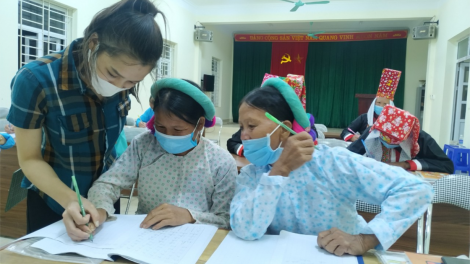 Lớp học xóa mù chữ ở bản vùng cao