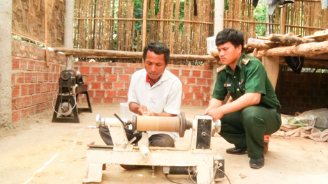 Bộ đội biên phòng đồng hành cùng người nghèo biên giới