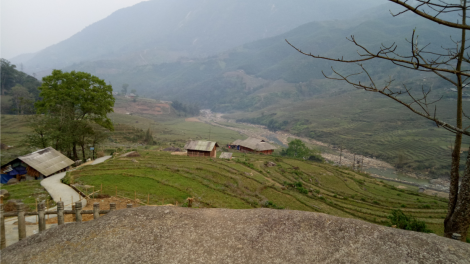 Dạo chơi bãi đá cổ Sa Pa, thăm "bảo tàng gia đình" ở Tả Van