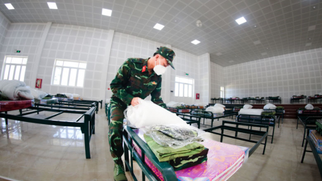 Những người lính hai màu áo
