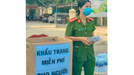 Đắk Lắk: Phát khẩu trang miễn phí cho người đi đường