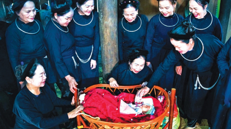 Tục chăm sóc bà mẹ và bé sau sinh của người Tày
