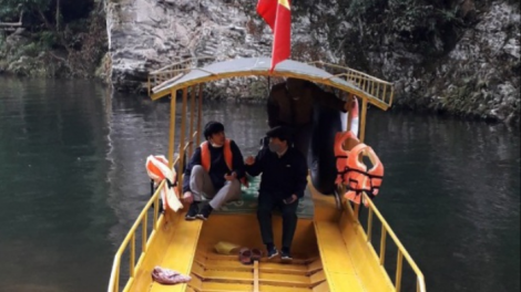 Du thuyền trên hồ Suối Chiếu
