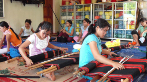 Trang phục dân tộc: Làm gì để không mai một?!