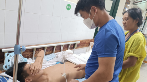 Thanh niên dân tộc Tày bị tai nạn giao thông cần được giúp đỡ