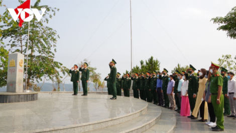 Chào cờ chủ quyền tại cột mốc ngã ba biên giới