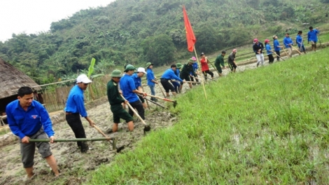 Đoàn viên đhađhâm c’mor chr’hoong k’coong da ding Tây Giang zúp đhanuôr bhrợ têng ha roo đác