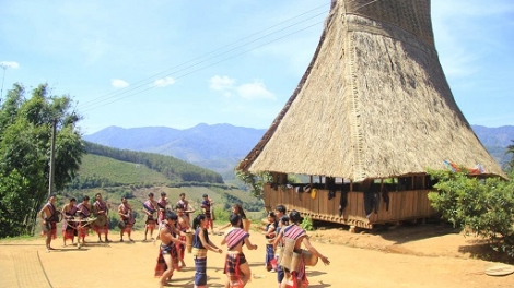 Kon Tum: Mơngế Rơteăng hbrâ tơnáu hâi mơd^ng kân