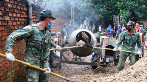 Sư đoân 10 tơdjuôm ivá mơjiâng thôn pơlê nếo a Kon Tum