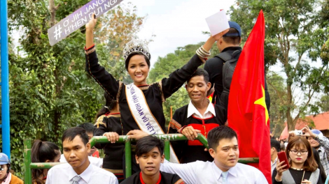 Ngế droh rơduăng le\m H’Hen Niê mơhnhôk khu rơxông pơlê cheăm