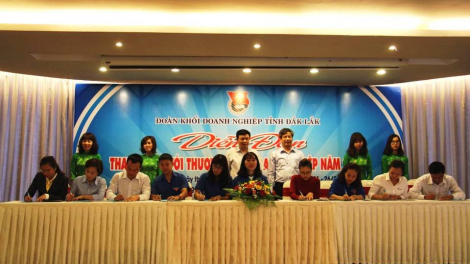 Tây Nguyên: pêi pro hên tơdroăng tơbâ Hâi mơjiâng Đoân droh rơtăm Ko\ng san Hồ Chí Minh