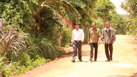 Y Ruê {yă, ngế mố đo#i tro rong djâ troăng ahdrối tung pơlê, cheăm