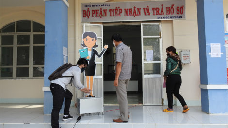 Kăn pho\ ngăn [ơrô ‘na Luât a Kon Tum [ă tơdroăng hriăn ple\ng ‘’ Um tơbâ tối ăm rêm ngế‘’  hbrâ mơdât pơreăng Covid-19