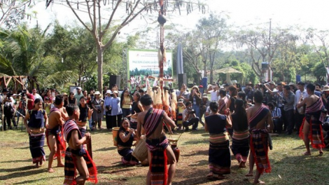 Hơ’muăn hdrôu, rơngê rơngối Rơteăng-Ki le\m tro ki kân kơnía