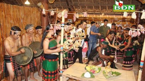 Tuá rơkâu xối mot hngêi nếo dêi mơngế M’nông