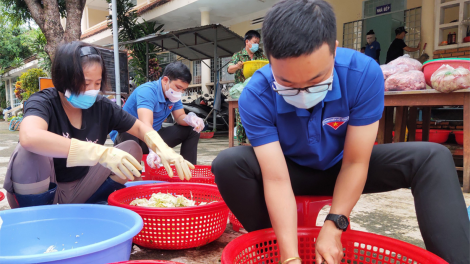 Kon Tum: Đoân viên, droh rơtăm pleăng hnoăng cheăng tŏng kum hbrâ mơdât pơreăng, kâi trâng ƀă COVID 19