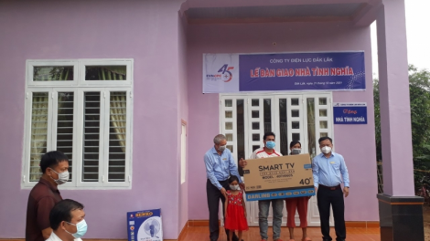 Hơtô mâu toăng hngêi tơrŭm a Dak Lak