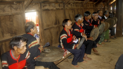 Tơdjêp pơlê pơla ing tơdroăng pro nho\ng o dêi mơngế Rơđế