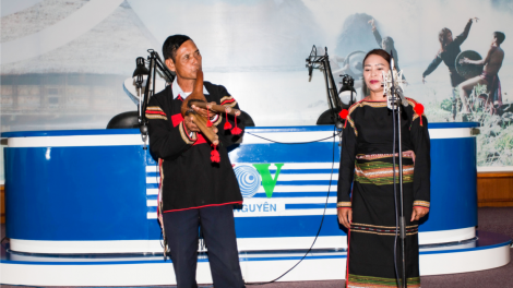 Um Pôa Hồ tung tơdroăng rơngê Rơđế