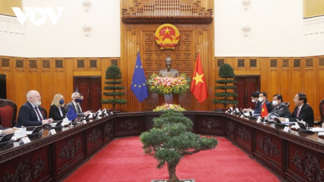 Pôa Lê Văn Thành, Ngế pro xiâm phŏ hnê ngăn tơnêi têa tơpui tơno ƀă Kăn xiâm phŏ hnê ngăn Vi ƀan Châu Âu