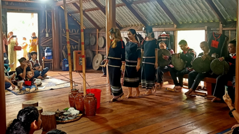 Tơdroăng ôm hyô châ ngăn mơhno túa lĕm tro hdroâng kuăn ngo tơ’mot hên tơmối