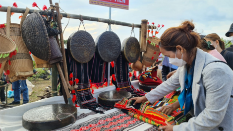 Pơxiâm po hâi phiu ro mơhno túa lĕm tro kơpong hdroâng kuăn ngo Lâm Đồng roh má V