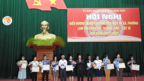 ​  Kon Tum ƀă tơdroăng pâ mơnê mơngế ai hnoăng ƀă kăch măng