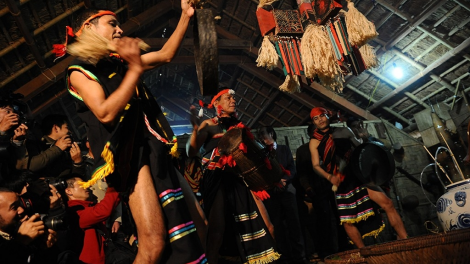 Rak vế tơdroăng kơhnhon xuâng, rơngê ting ting hdroâng kuăn ngo