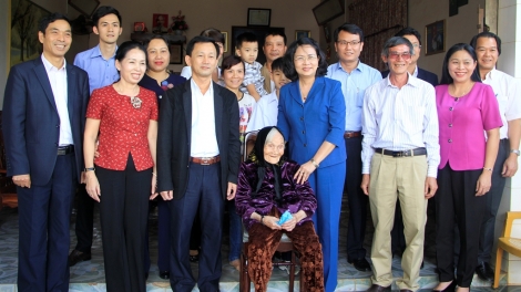 Kăn xiâm pho\ hnê ngăn tơnêi têa lăm pôu rơkâu Têt a Gialai