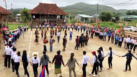 Kon Tum thăm mơnhông tơru\m cheăng [ă mâu kong pơlê dêi kong têa Lếo