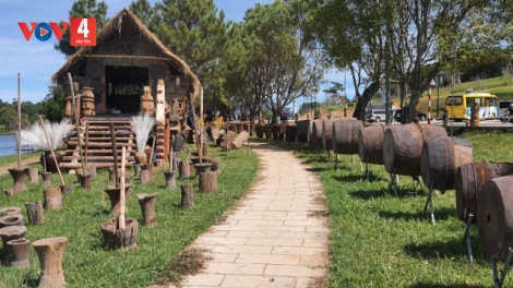 Festival reăng Đà Lạt roh má 9 kân rơdâ ƀă hên tơdroăng pêi ki má môi