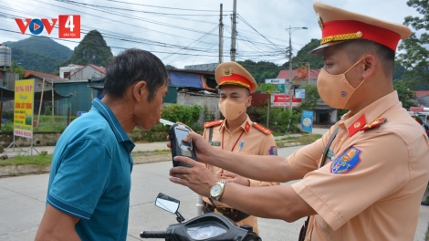 PHẠT CHÈN THÂNG 40 TRIỆU MƯN HẠY CẠ KIN LẨU BIA DÁ NHẰNG PÂY XE