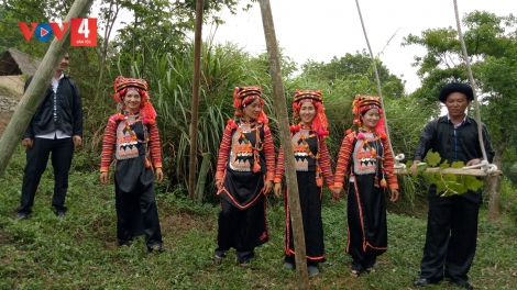 Người Hà Nhì dựng đu chơi Tết mùa mưa