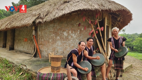 Người M'nông nhìn trăng lấy cây làm nhà