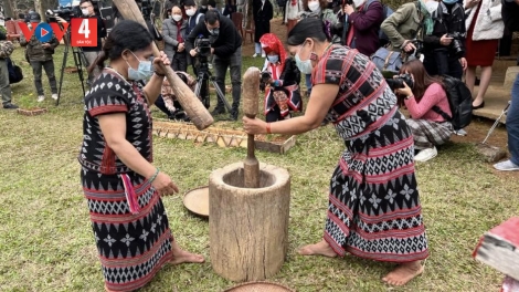 Độc đáo hoa văn trên trang phục Tà Ôi ở A Lưới