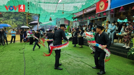 Nghệ thuật múa ngựa giấy của người Nùng Dín