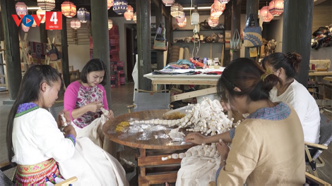 Phụ nữ dân tộc thiểu số ở Sa Pa giữ nghề truyền thống