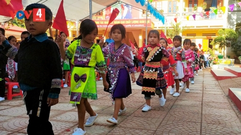 Học sinh vùng lũ Hồ Bốn phấn khởi bước vào năm học mới
