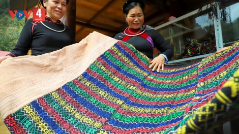 Tất bật khâu còn, dệt thổ cẩm chuẩn bị hội Lồng Tông