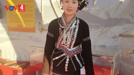 Rực rỡ sắc màu trang phục phụ nữ Lự ngày xuân