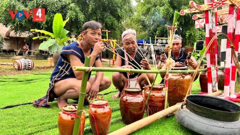 Ché rượu của đồng bào vùng Tây Nguyên 