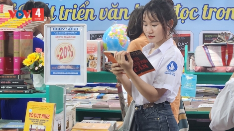 Tặng sách, vở, xe đạp cho học sinh dân tộc thiểu số 