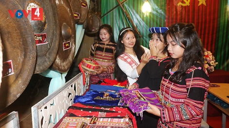 PA DƯR PA LIÊM LOOM CHĂP HƠNH ACOON MA NƯIH ĐAY HA HỌC SINH DA DING CA COONG