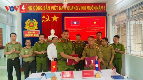 CÔNG AN CHR’HOONG TÂY GIANG, QUẢNG NAM GIAO BAN LÂNG CÔNG AN CHR’HOONG KÀ LỪM, TỈNH SÊ KÔNG (LÀO)