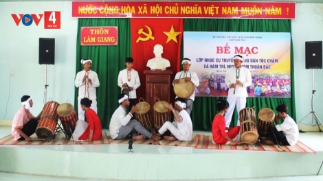 Truyền dạy nhạc cụ truyền thống cho đồng bào Chăm ở Bình Thuận